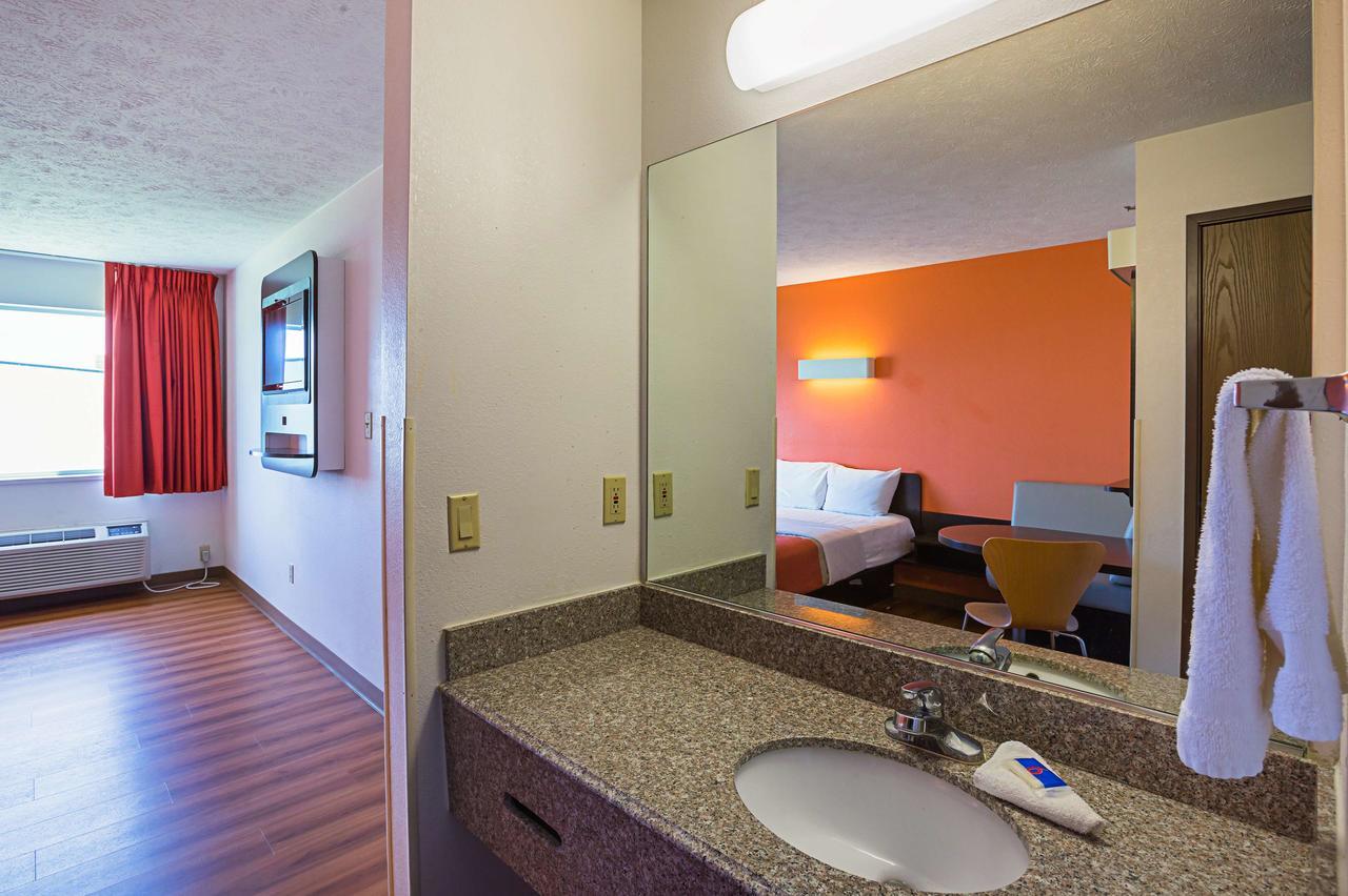 Motel 6 Omaha - Iat West Buitenkant foto
